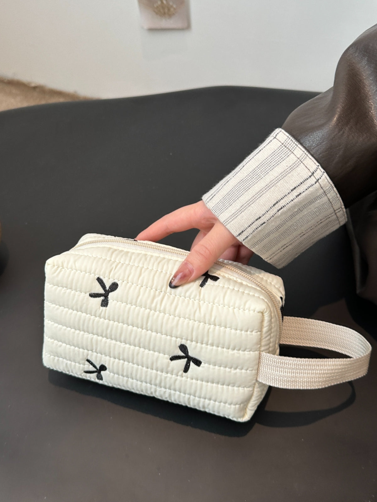 Texture Contrast Bow Wristlet White One Size f48a0d75-9064-4493-9520-88abf3015a0d-Max Trendsi