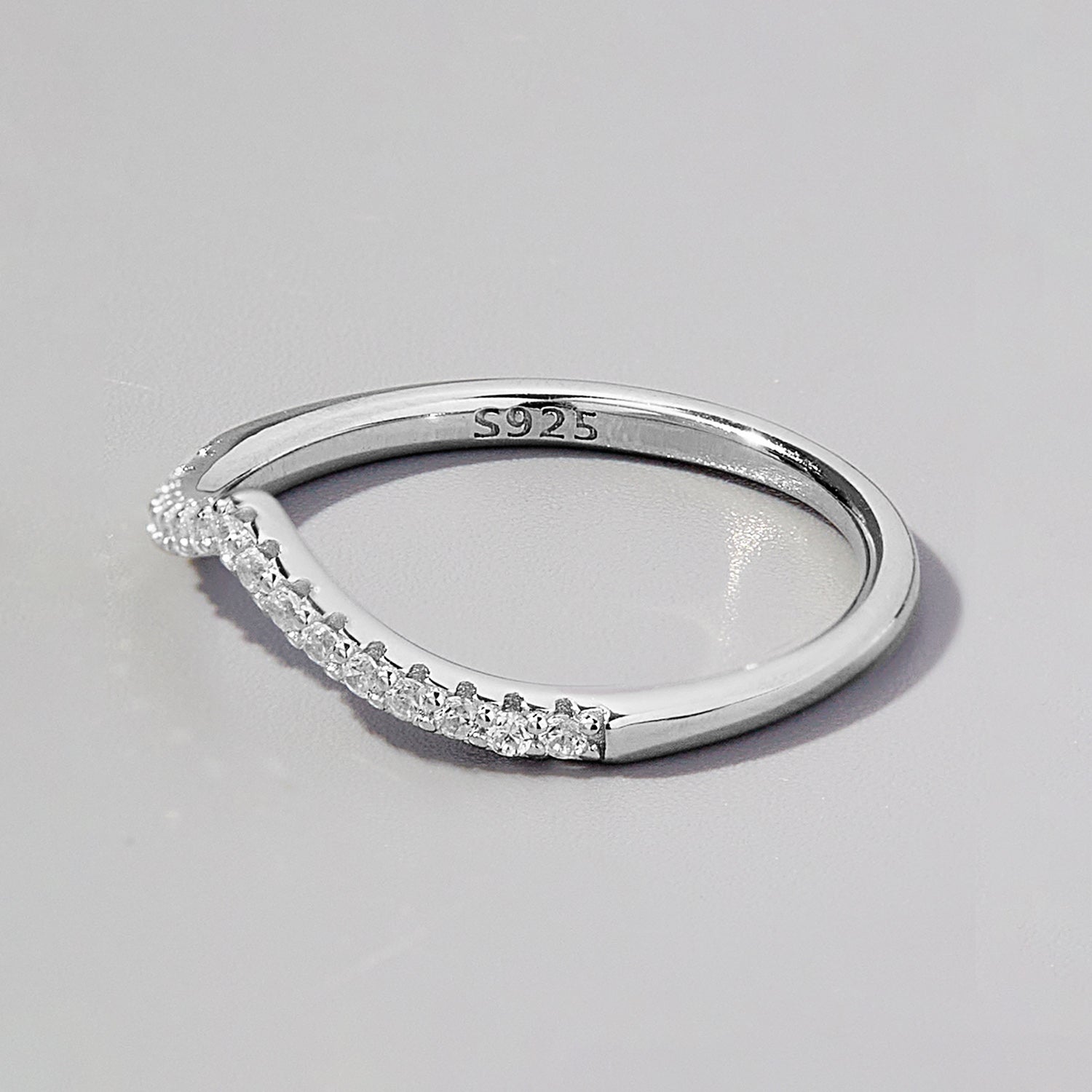 V Shape Inlaid Zircon 925 Sterling Silver Ring 1a793df0-290f-4ef9-92cf-fc7e469590e0-Max Trendsi