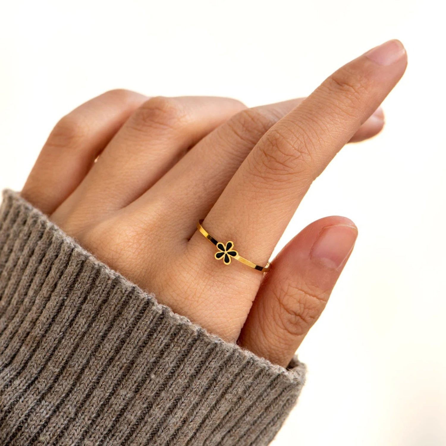 925 Sterling Silver Enamel Flower Ring Black 4eb5f077-5ae2-45b9-a5ac-97a9398f4e12-Max Trendsi