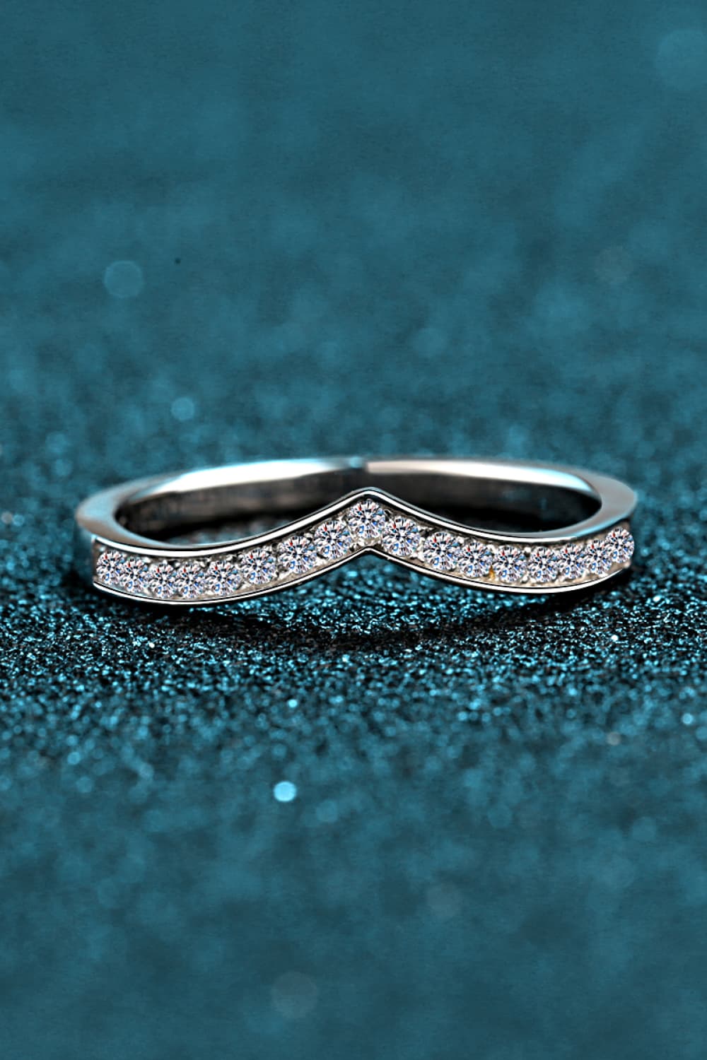 Minimalist Moissanite Rhodium-Plated Ring 581f77e29297425fa90e1f293c629de8-Max Trendsi