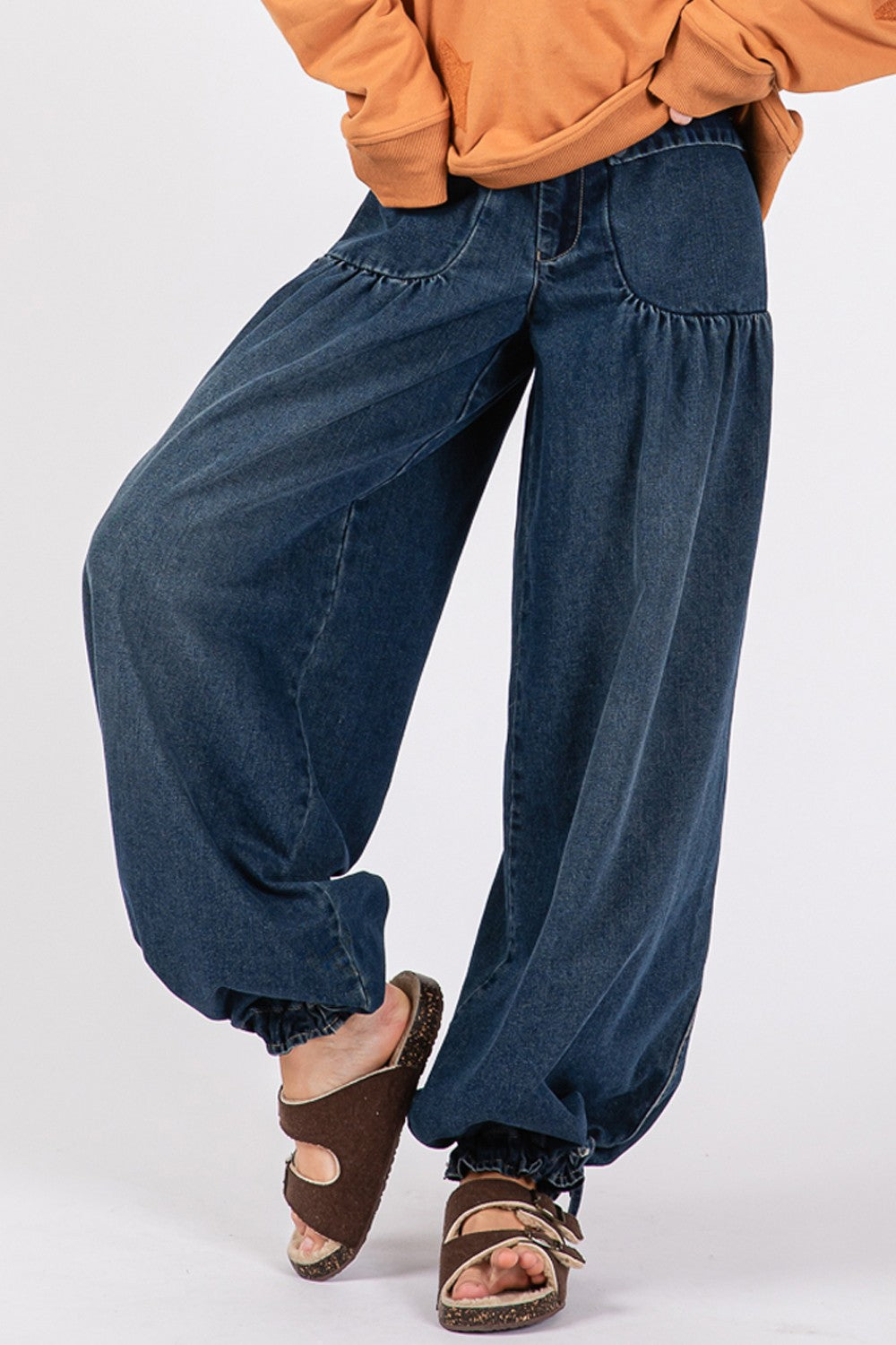 SAGE + FIG Mid-Rise Cargo Jeans with Pockets 5ebb552b-4176-4009-9df5-660dc75d17ab-Max Trendsi