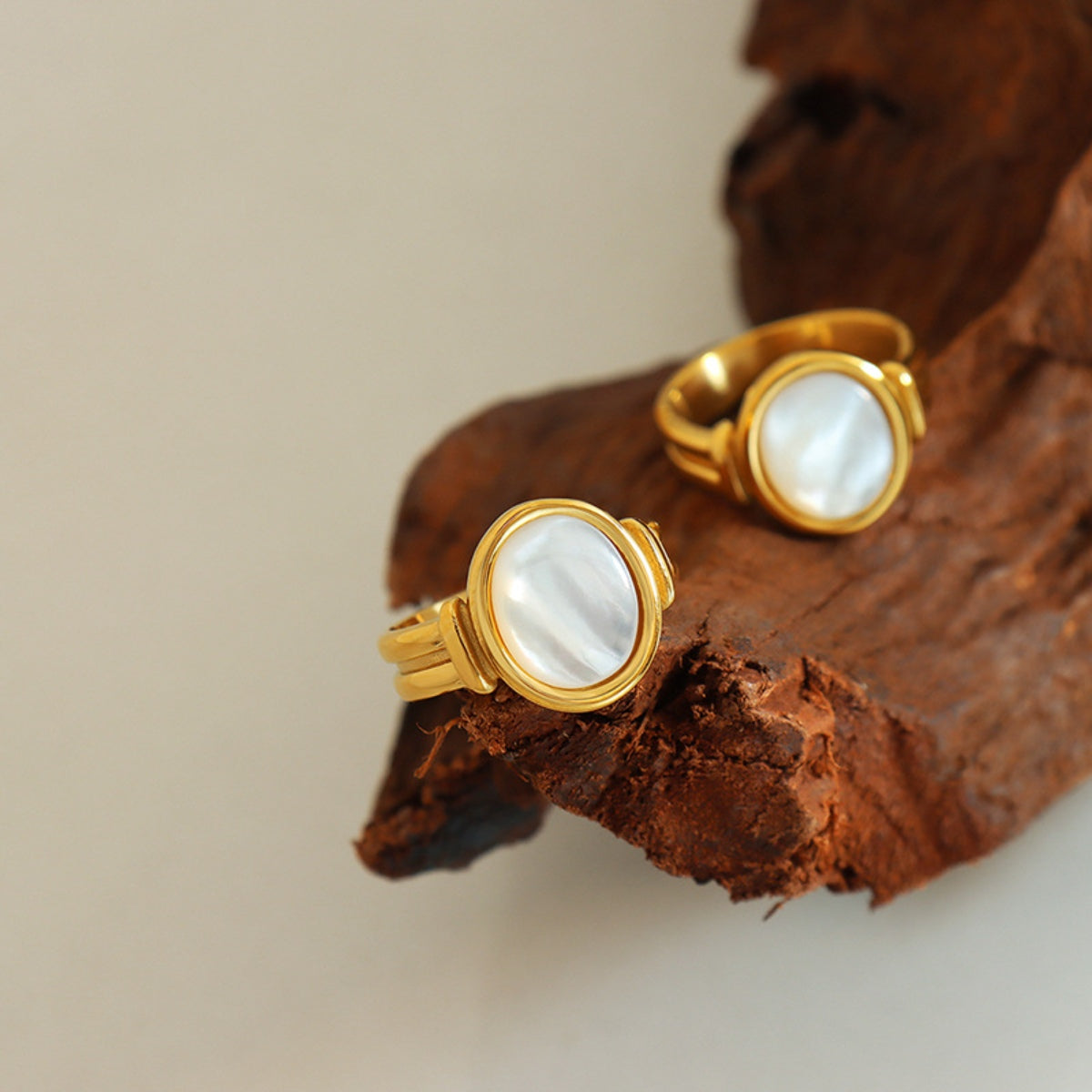 Titanium Steel White Sea Shell Ring 6165ddf1-e024-457f-a9de-2351e61f8ff4-Max Trendsi
