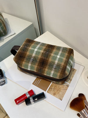 Contrast Plaid Clutch with Zipper 68504ee2-e7b4-4957-af6c-a46ec1db1e8e-Max Trendsi