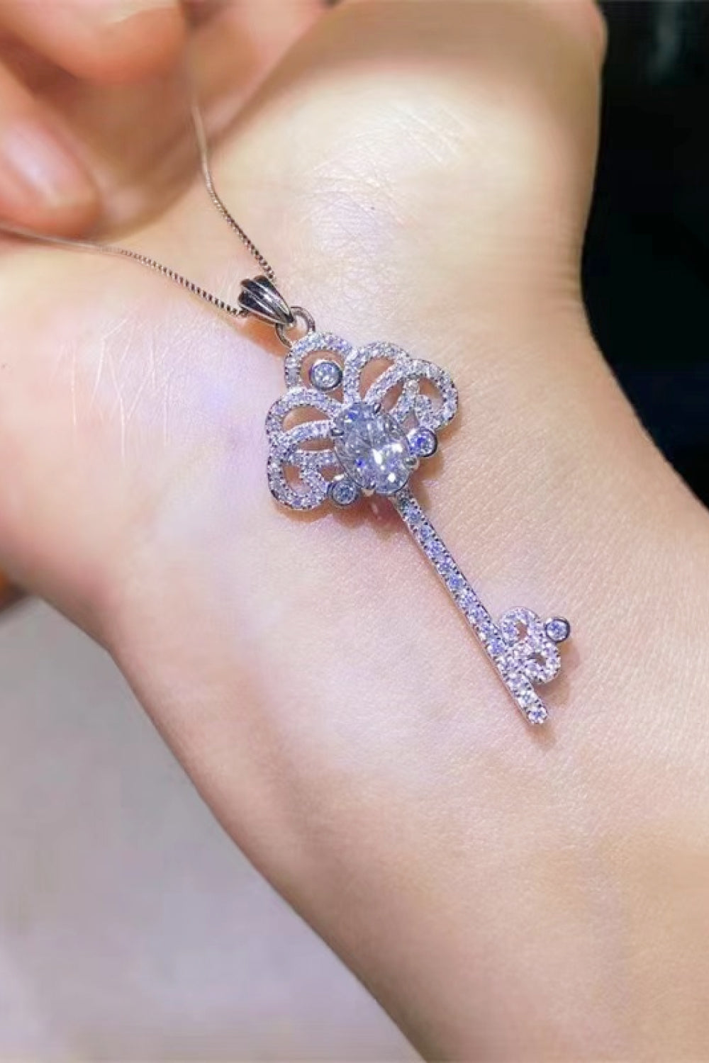 1 Carat Moissanite Key Pendant Necklace a220dc10d4f74098bee62dd995f60ee3-Max Trendsi