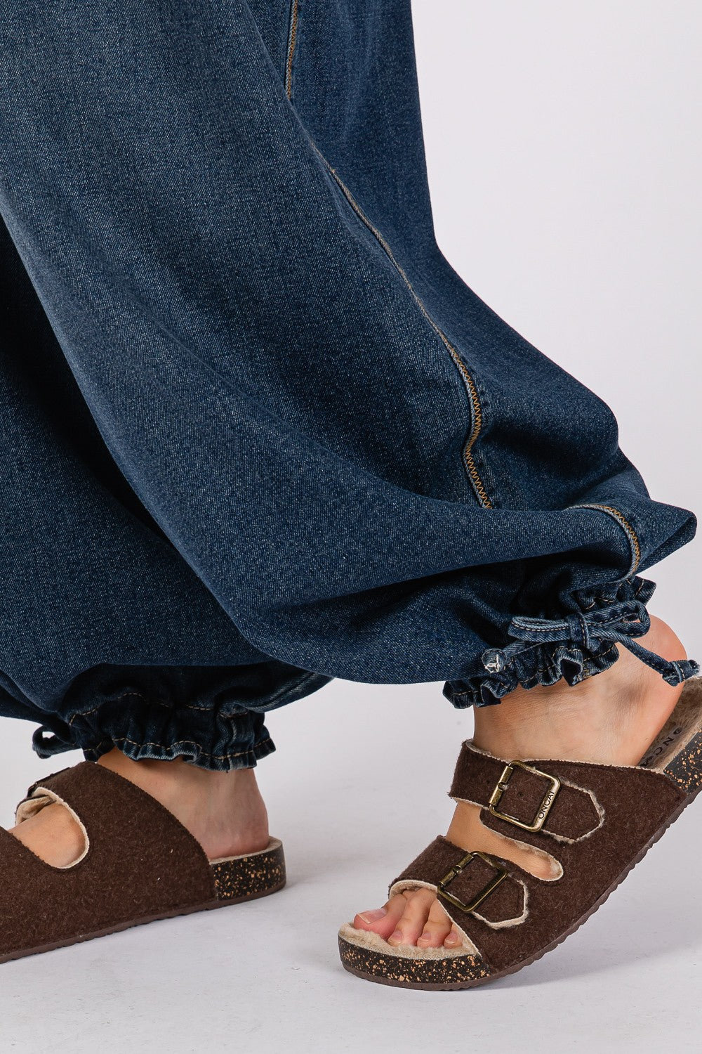 SAGE + FIG Mid-Rise Cargo Jeans with Pockets aad17430-8bb8-4765-ad5c-376dc2460001-Max Trendsi