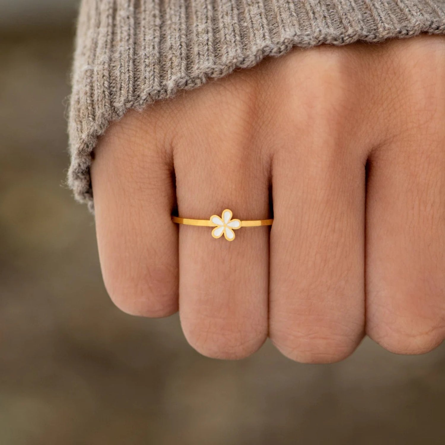925 Sterling Silver Enamel Flower Ring White be28c582-f552-4ef3-b1e0-473a2ebff97c-Max Trendsi