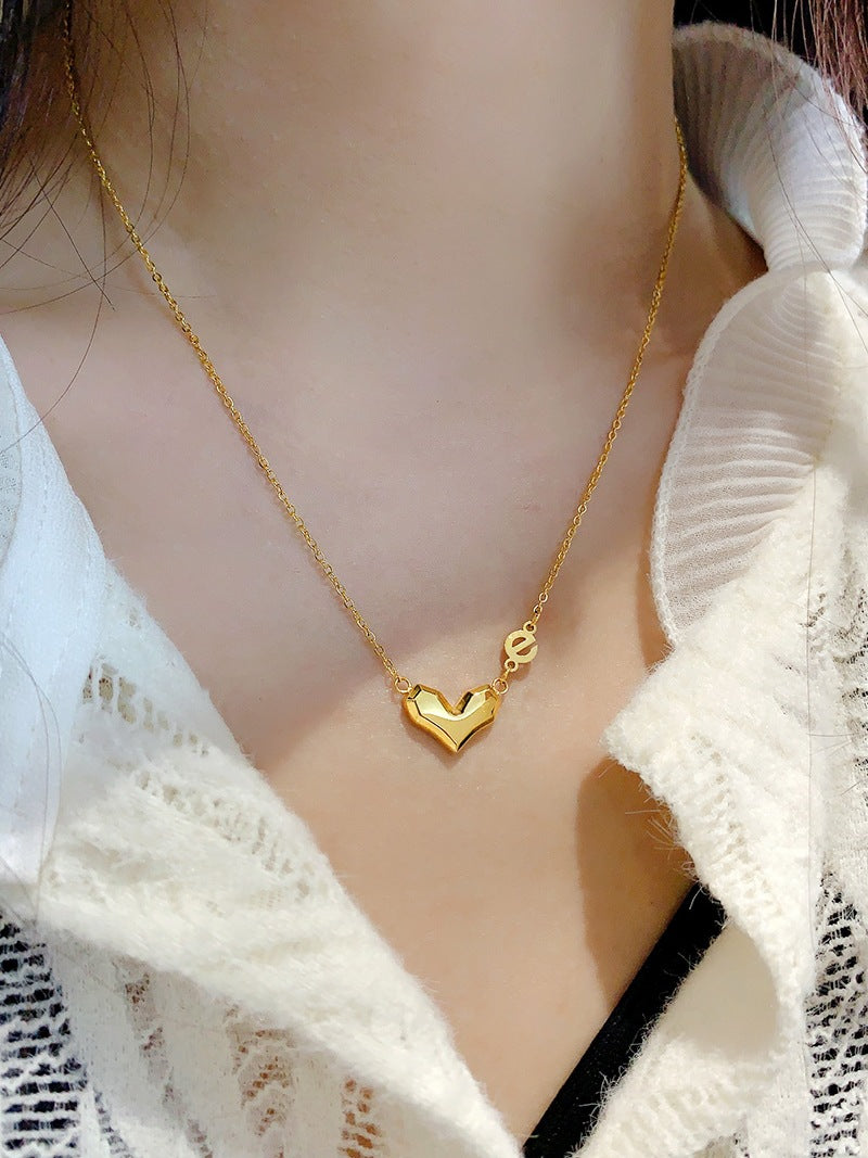 18K gold noble love heart with letter "e" design light luxury style necklace be312ecf-fbed-4afc-a28c-e0b1aca7ef8d Artshiney