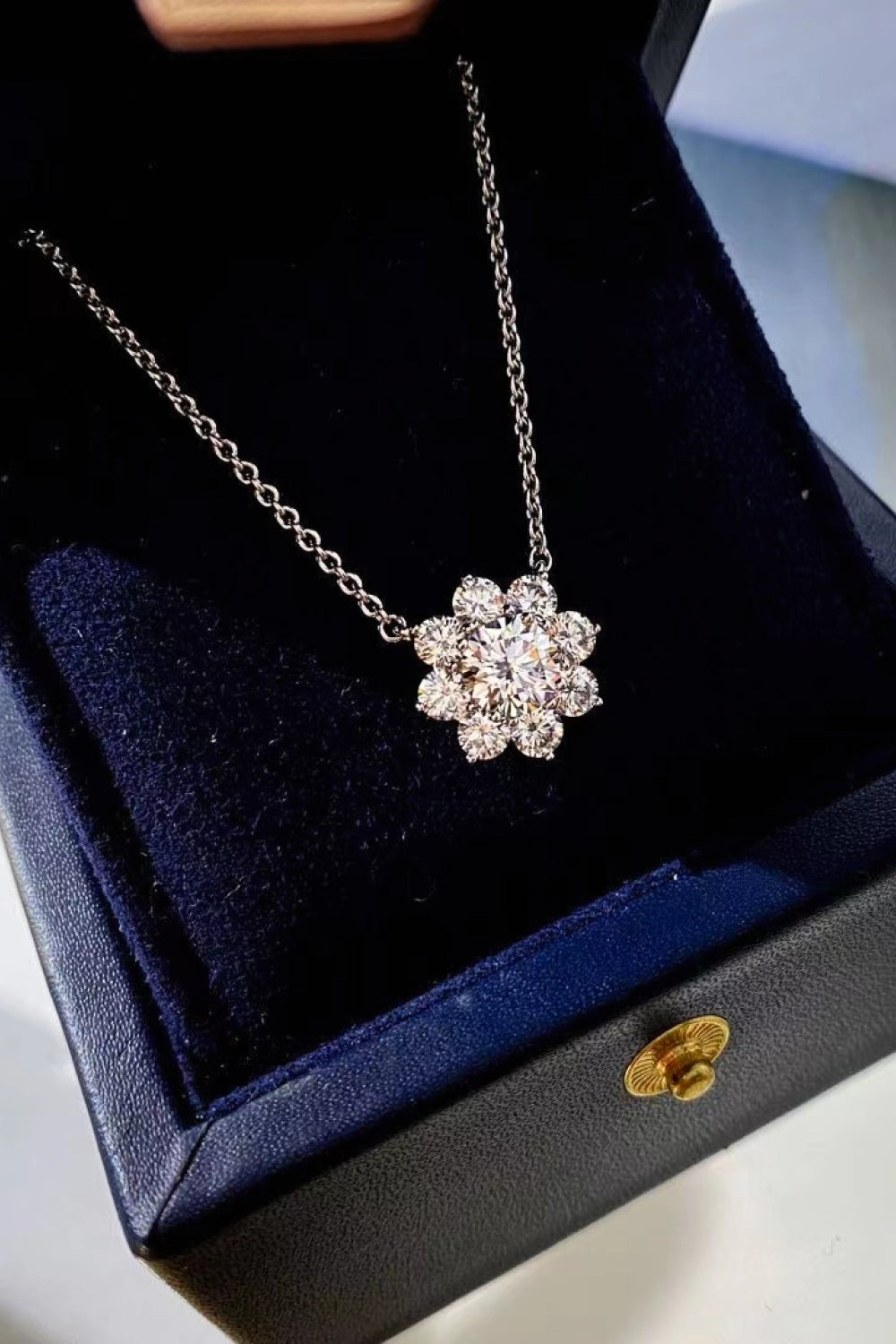 1 Carat Moissanite Floral Pendant Necklace bf780e5c6e3a46379a6f5388f60b9e59-Max Trendsi