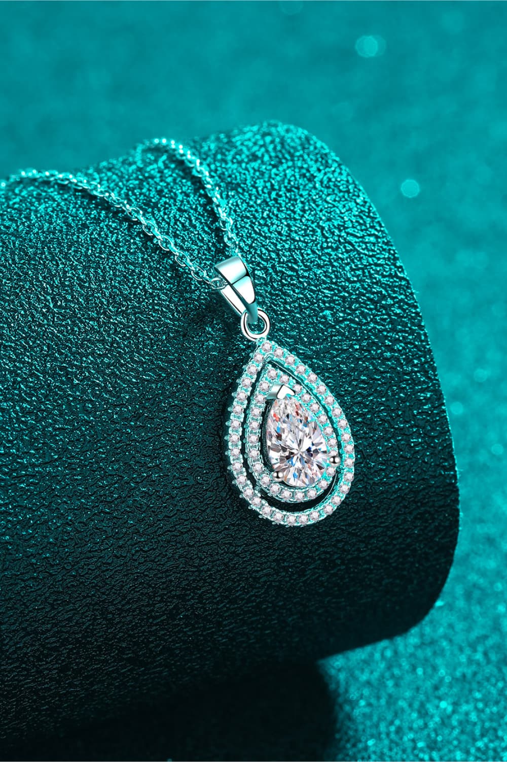 1 Carat Moissanite Teardrop Pendant Necklace c06e64e992f341609231aaab3d9aa1a4-Max Trendsi