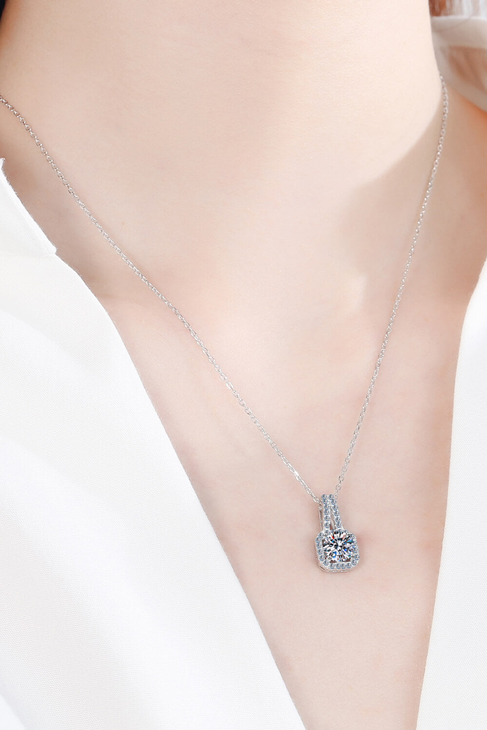 Look Amazing 2 Carat Moissanite Pendant Necklace d69b375a55f24762a2236bf900604538-Max Trendsi