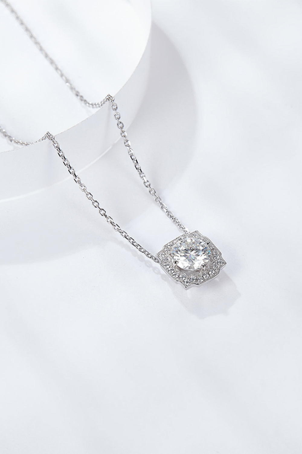 1 Carat Moissanite Flower Shape Pendant Chain Necklace d868382b842b4518bef1e5e29ca5f21f-Max Trendsi